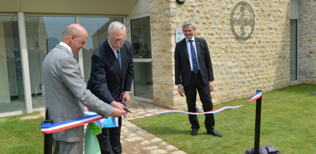 Inauguration de la nouvelle station de sélection de blé en France: Bernard Ravel, directeur du site (à gauche), Rick Turner, responsable mondial du blé et des oléagineux au Bayer CropScience, et Frank Garnier, Président du Groupe Bayer en France.